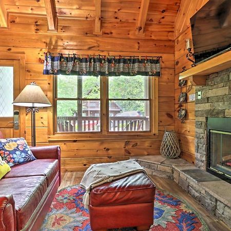 Romantic Gatlinburg Cabin With Hot Tub And Pool Access Apartment Exterior photo
