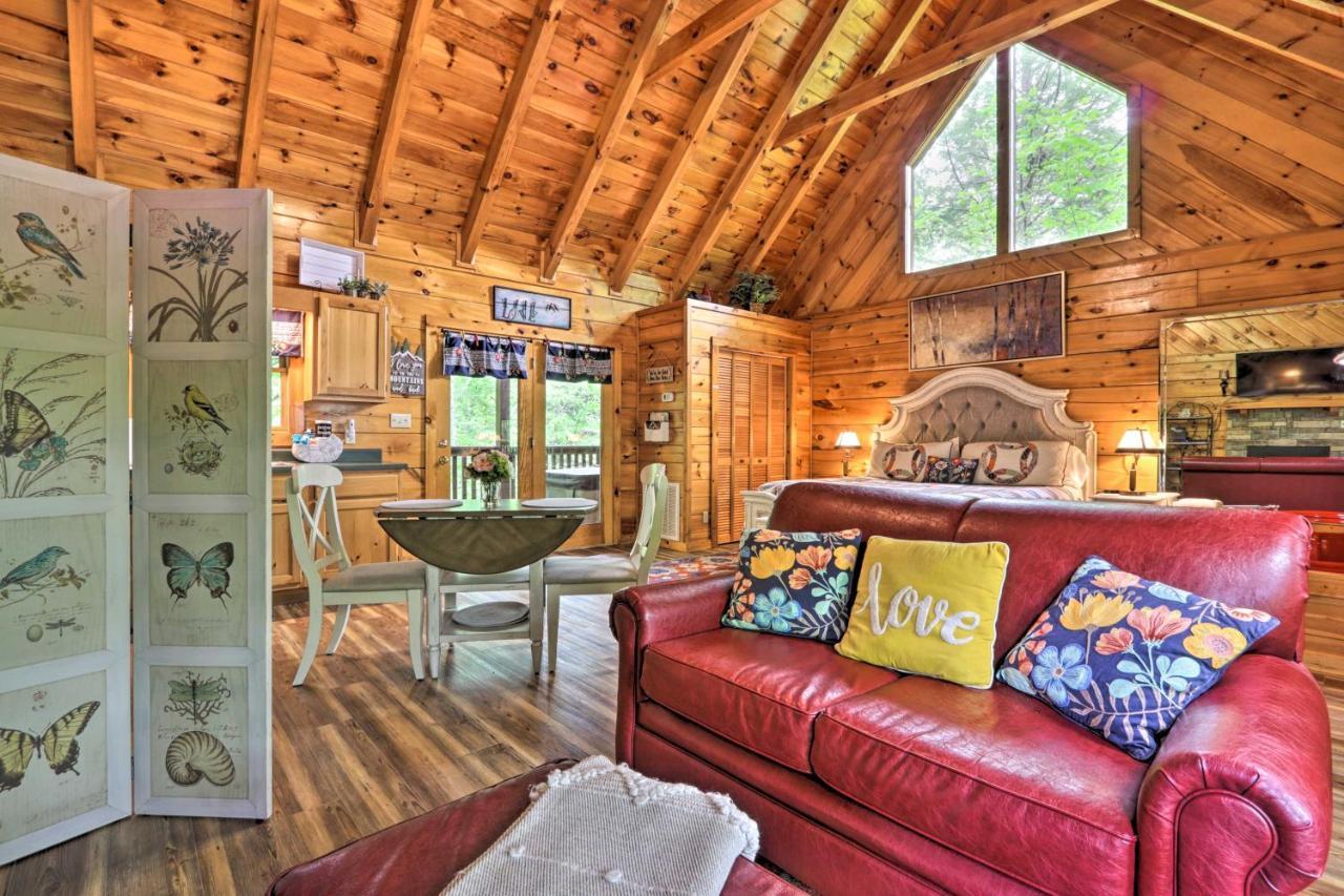 Romantic Gatlinburg Cabin With Hot Tub And Pool Access Apartment Exterior photo