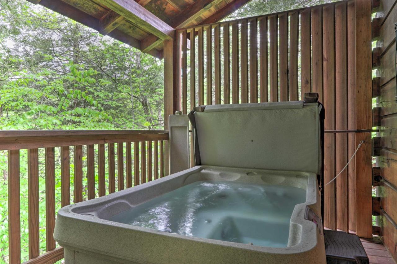 Romantic Gatlinburg Cabin With Hot Tub And Pool Access Apartment Exterior photo