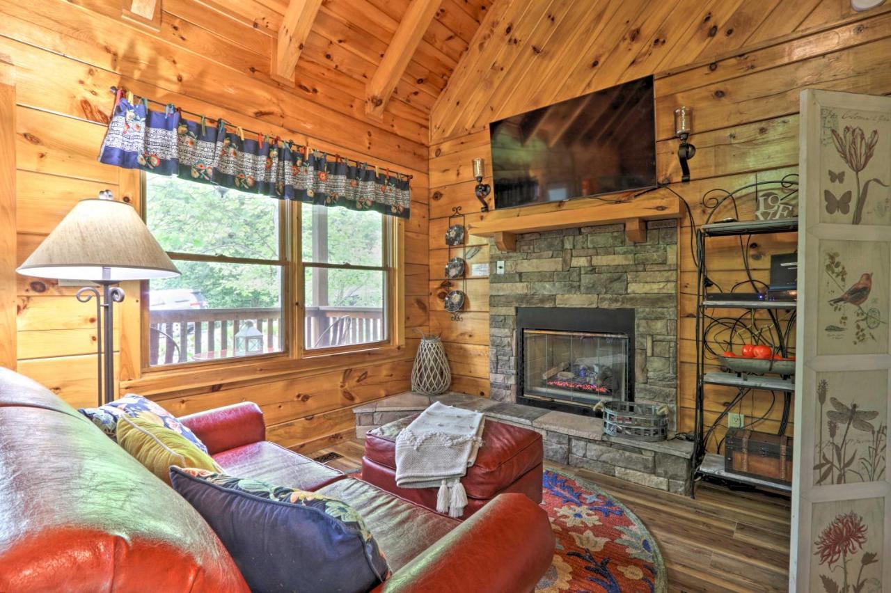 Romantic Gatlinburg Cabin With Hot Tub And Pool Access Apartment Exterior photo
