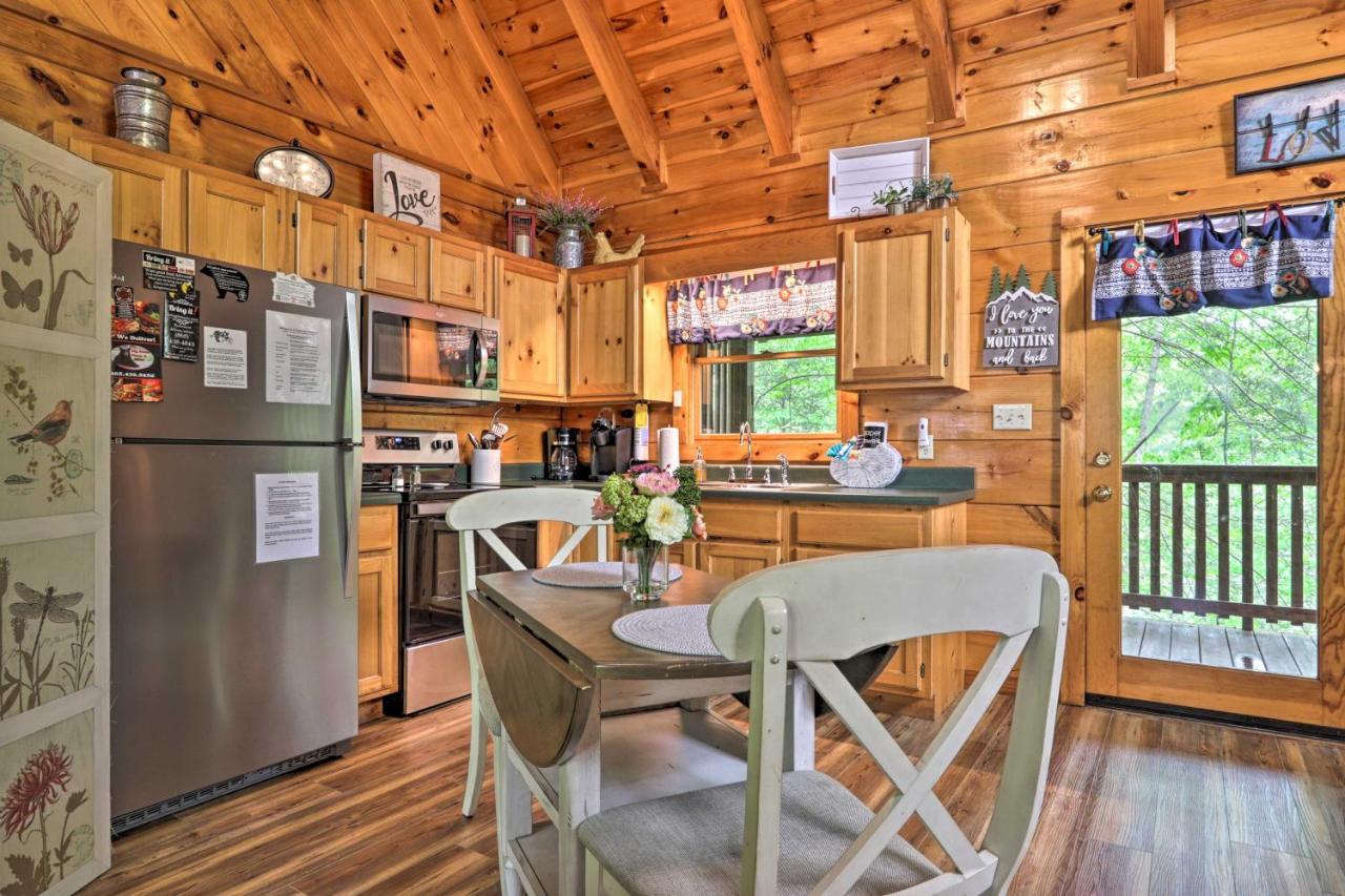 Romantic Gatlinburg Cabin With Hot Tub And Pool Access Apartment Exterior photo