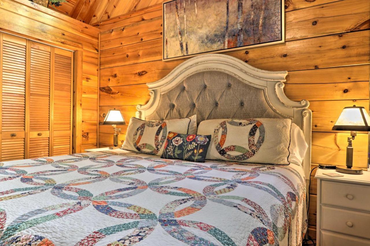 Romantic Gatlinburg Cabin With Hot Tub And Pool Access Apartment Exterior photo