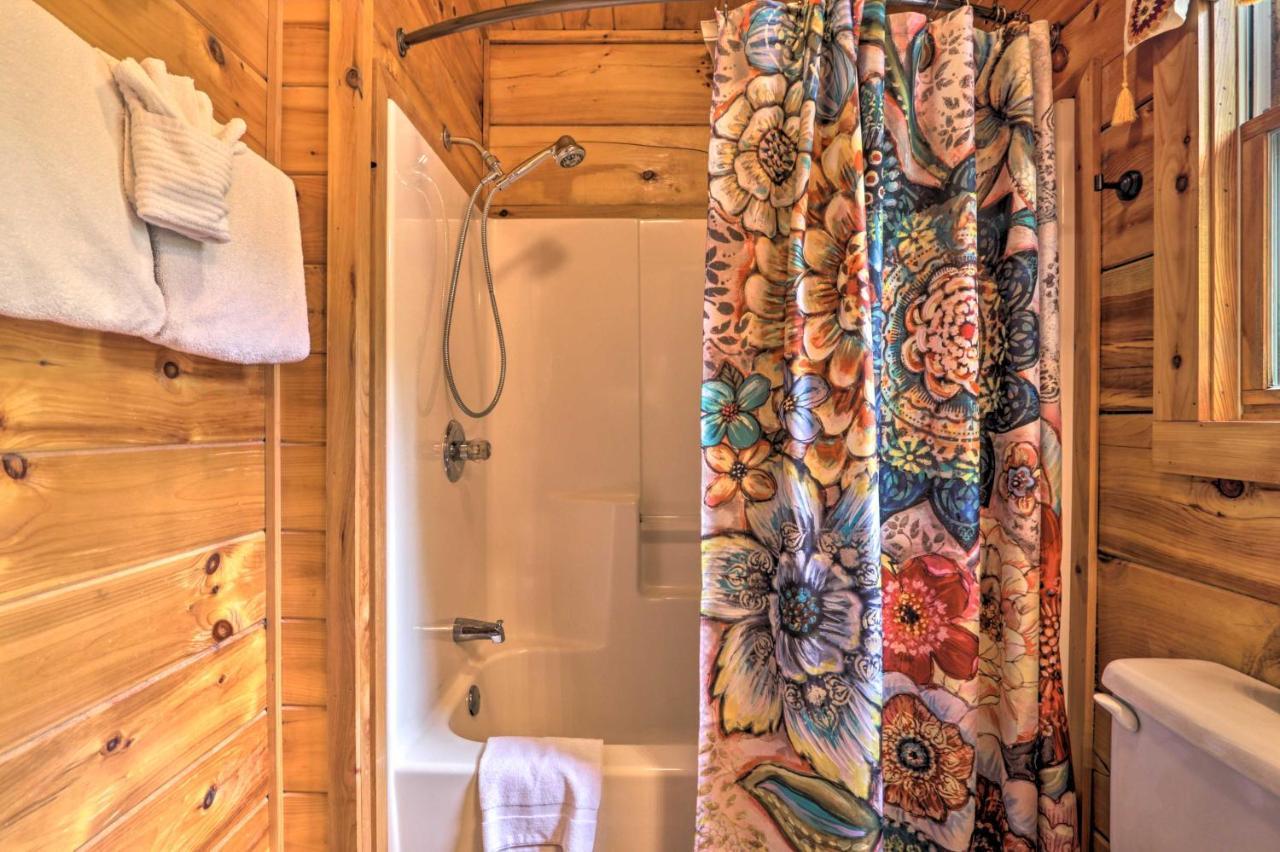 Romantic Gatlinburg Cabin With Hot Tub And Pool Access Apartment Exterior photo