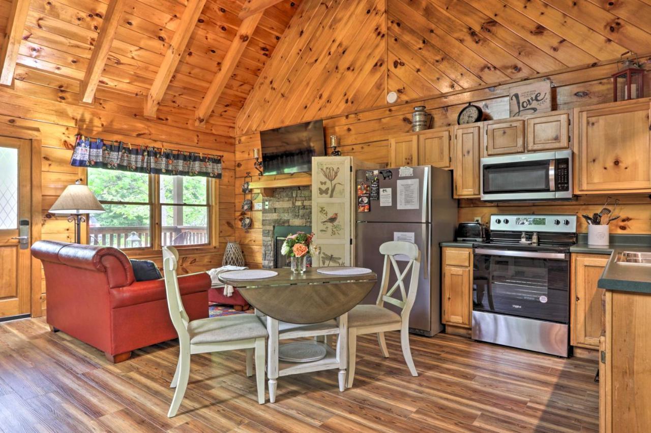 Romantic Gatlinburg Cabin With Hot Tub And Pool Access Apartment Exterior photo