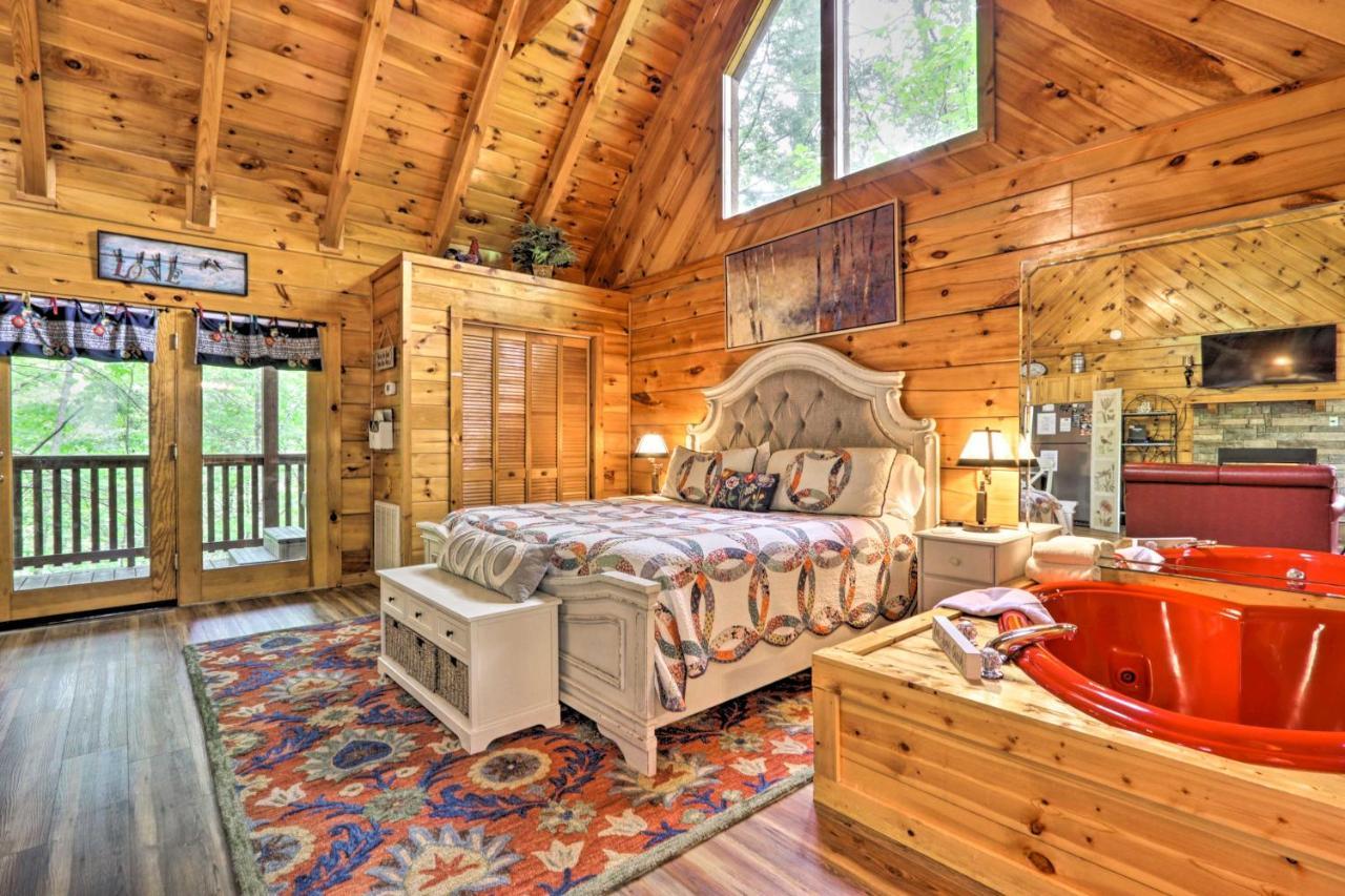 Romantic Gatlinburg Cabin With Hot Tub And Pool Access Apartment Exterior photo