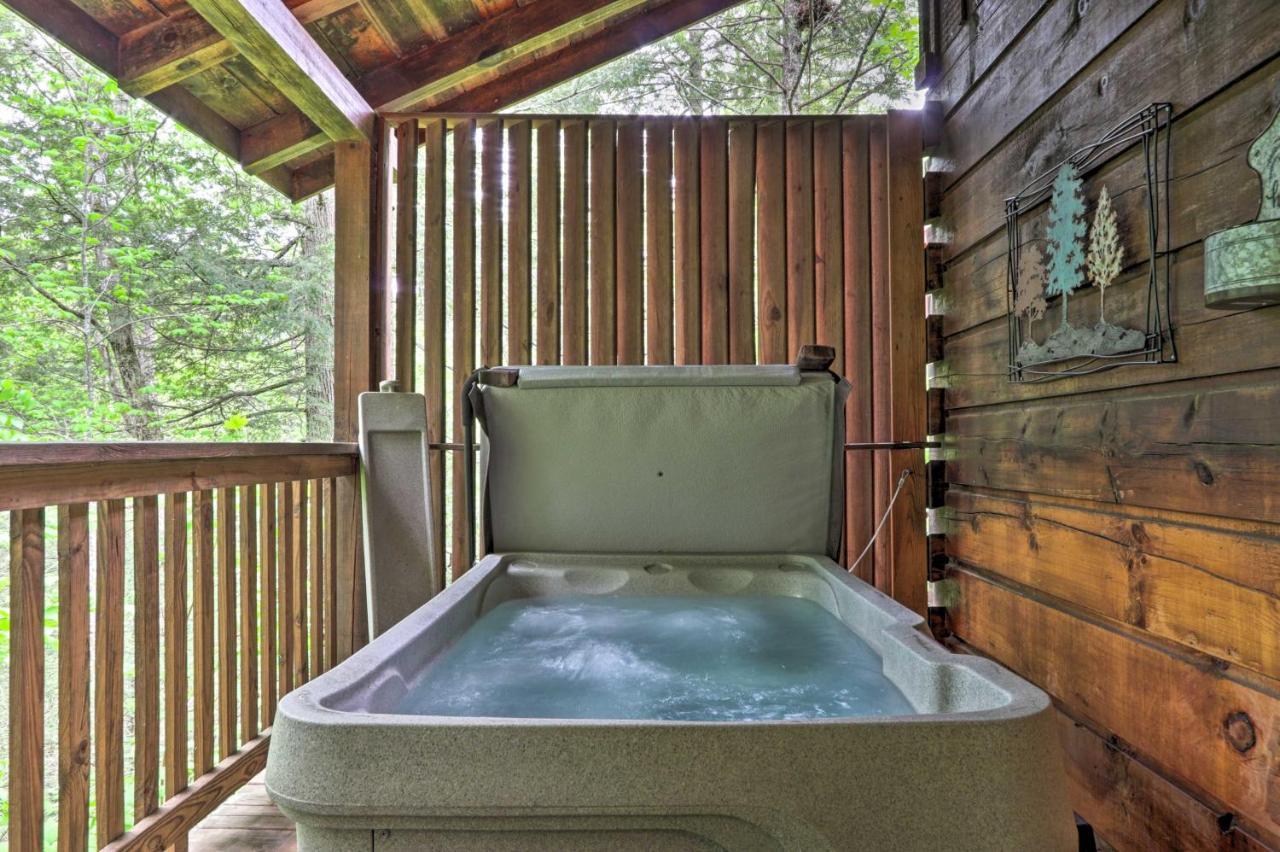 Romantic Gatlinburg Cabin With Hot Tub And Pool Access Apartment Exterior photo