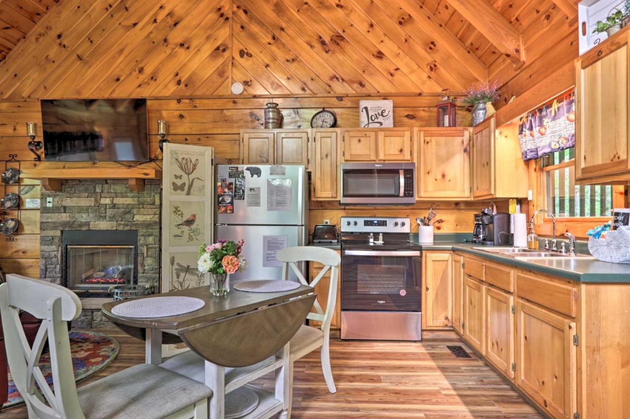 Romantic Gatlinburg Cabin With Hot Tub And Pool Access Apartment Exterior photo