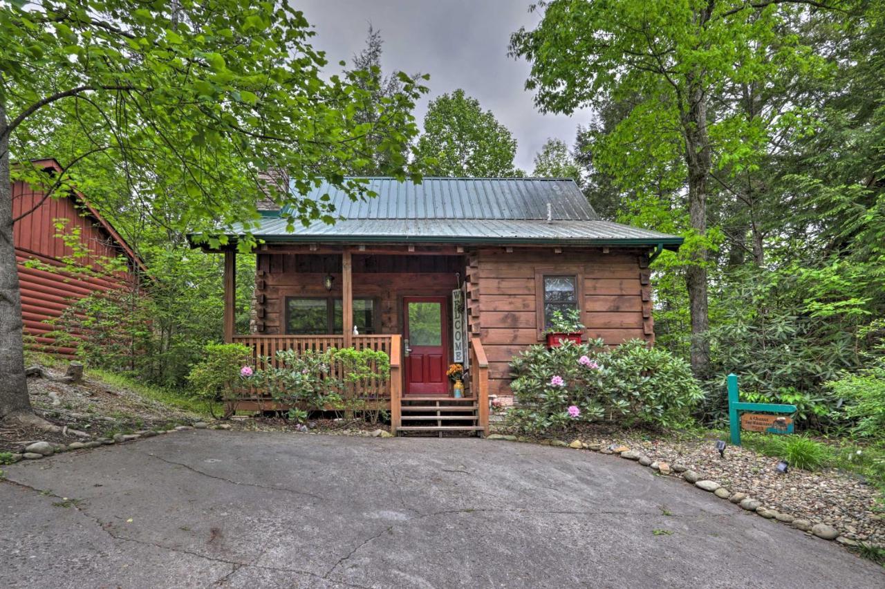 Romantic Gatlinburg Cabin With Hot Tub And Pool Access Apartment Exterior photo
