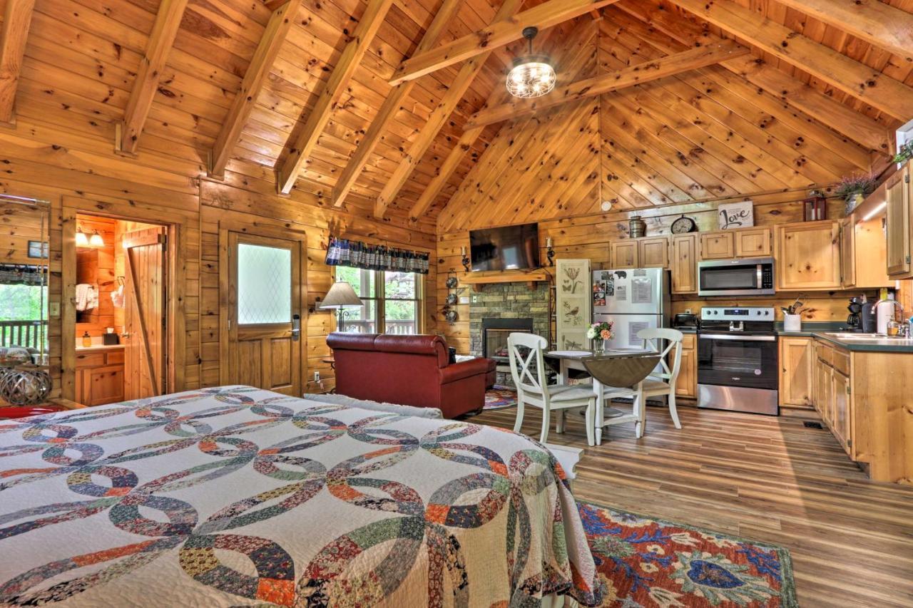 Romantic Gatlinburg Cabin With Hot Tub And Pool Access Apartment Exterior photo