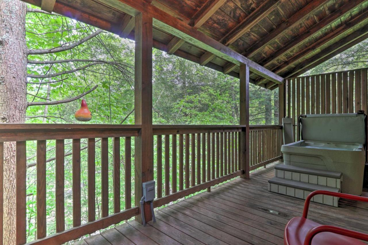 Romantic Gatlinburg Cabin With Hot Tub And Pool Access Apartment Exterior photo