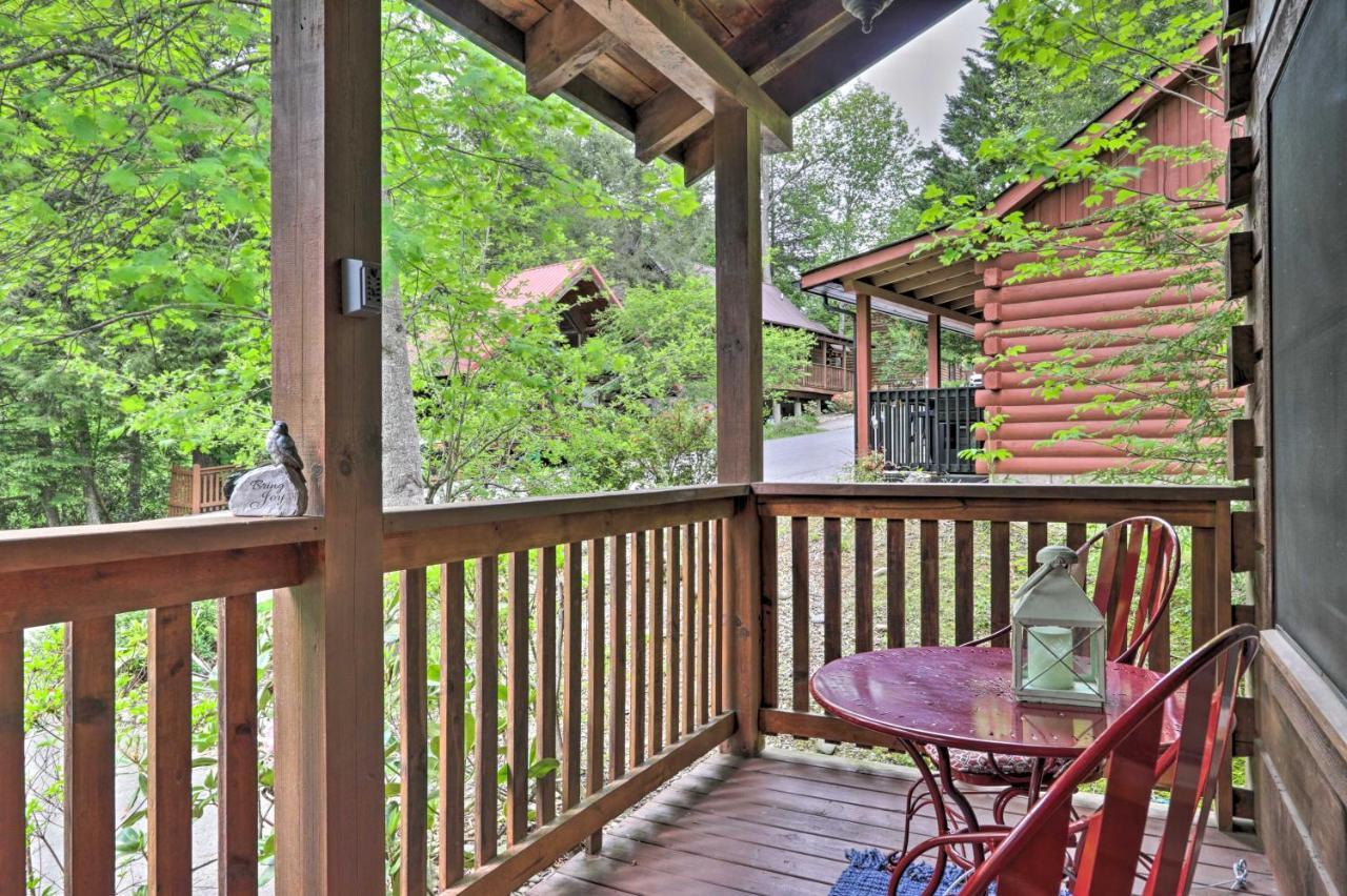 Romantic Gatlinburg Cabin With Hot Tub And Pool Access Apartment Exterior photo