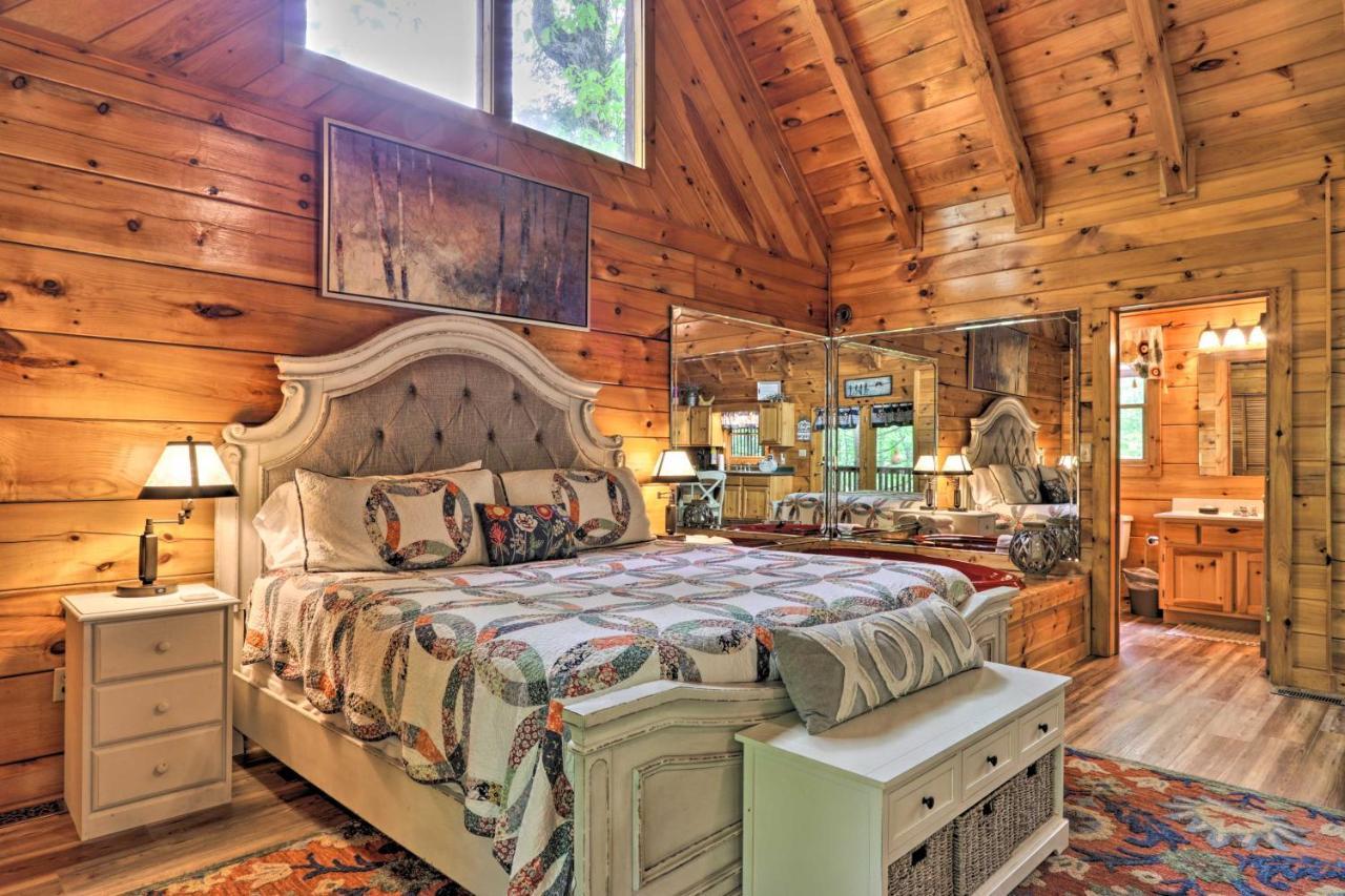 Romantic Gatlinburg Cabin With Hot Tub And Pool Access Apartment Exterior photo