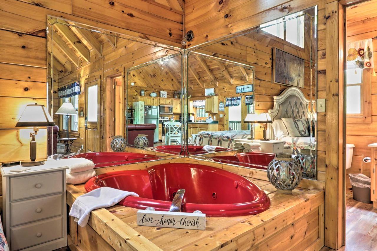 Romantic Gatlinburg Cabin With Hot Tub And Pool Access Apartment Exterior photo