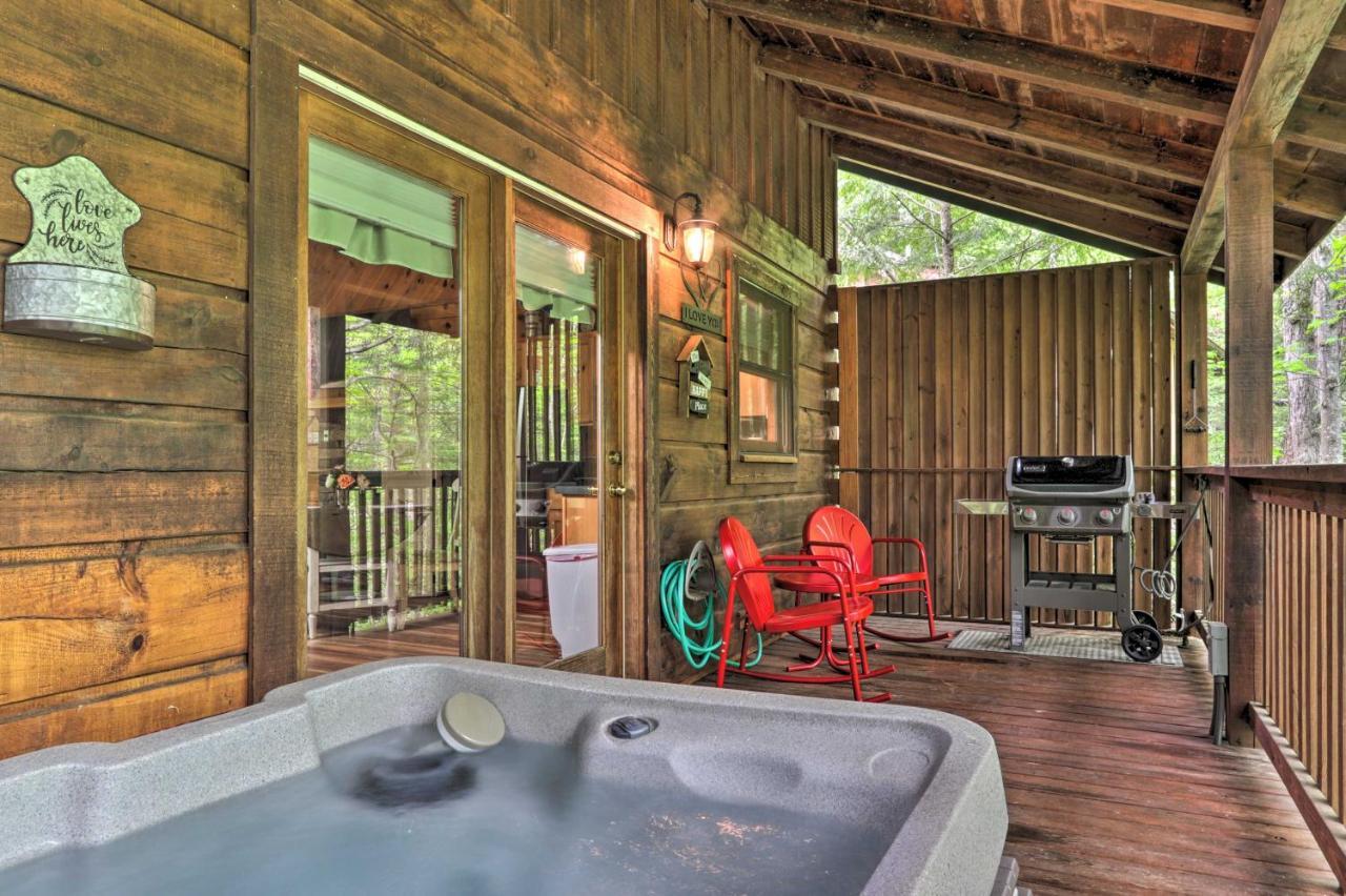 Romantic Gatlinburg Cabin With Hot Tub And Pool Access Apartment Exterior photo