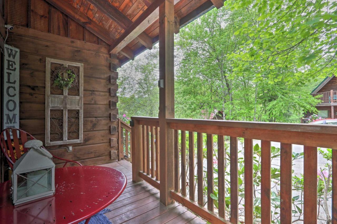 Romantic Gatlinburg Cabin With Hot Tub And Pool Access Apartment Exterior photo