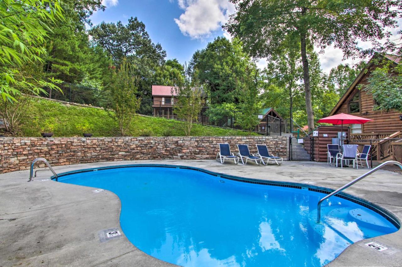 Romantic Gatlinburg Cabin With Hot Tub And Pool Access Apartment Exterior photo