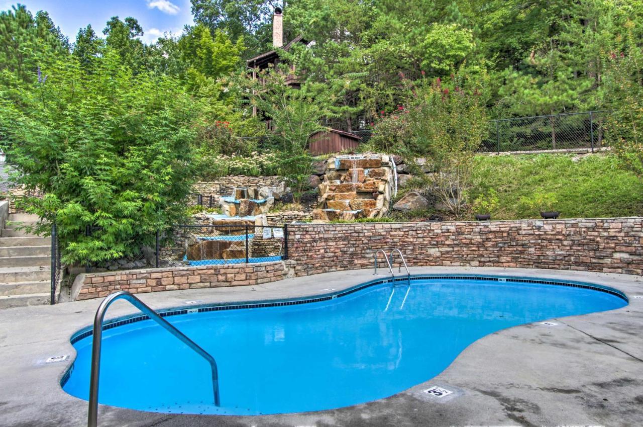 Romantic Gatlinburg Cabin With Hot Tub And Pool Access Apartment Exterior photo